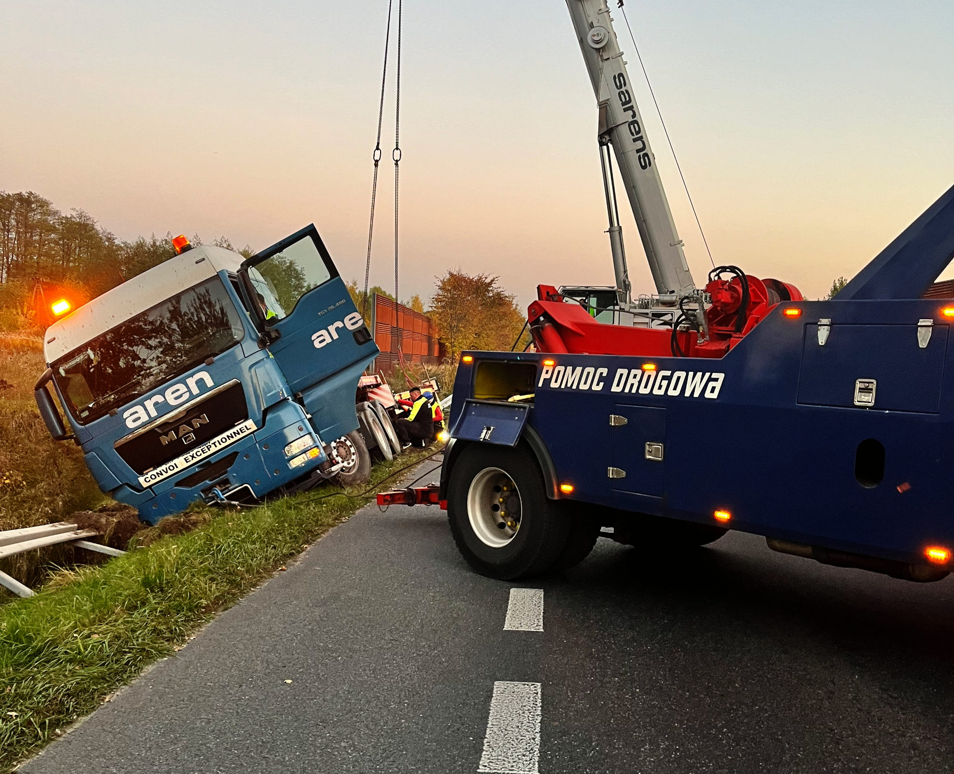 WYCIĄGANIE CIĘŻARÓWEK Z ROWU WYSZOGRÓD